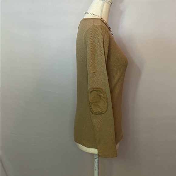 Tops/T-Shirts/Tanks👚 - 2 for $15 or 3 for $20 (Mix & Match) - Picture 4 of 5